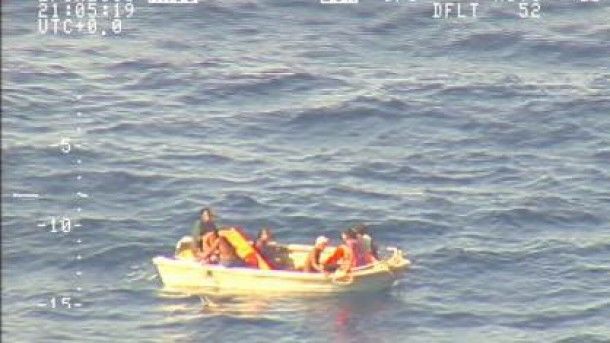 Четыре дня без воды. В Тихом океане спасли семерых выживших в кораблекрушении