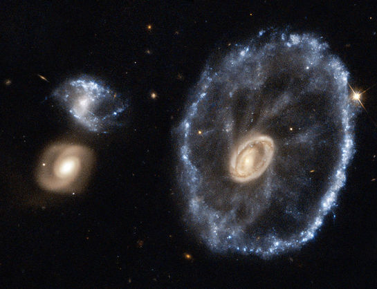 Телескоп Хаббл сфотографировал галактику Колесо телеги