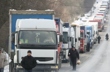Почти 1,5 тысячи заблокированных в РФ грузовиков вернулись в Украину