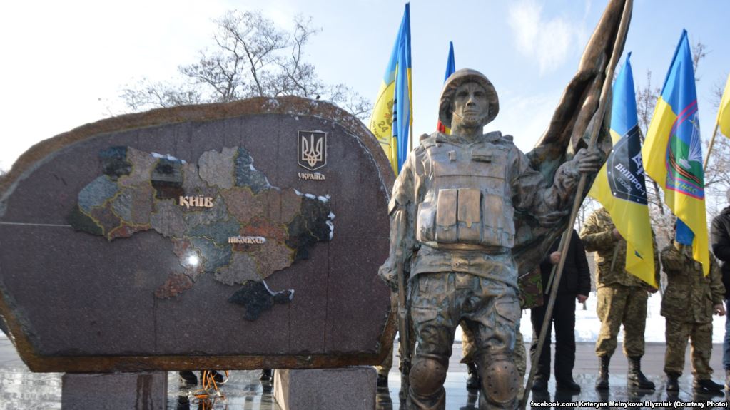 У Нікополі на Дніпропетровщині відкрили пам’ятник учасникам бойових дій на Донбасі
