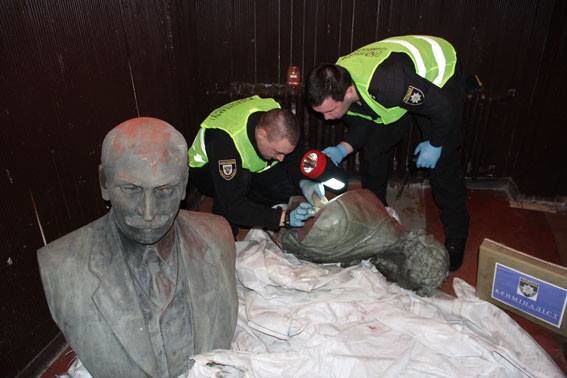 В Чернигове задержали похитителей памятников Коцюбинскому и Пушкину