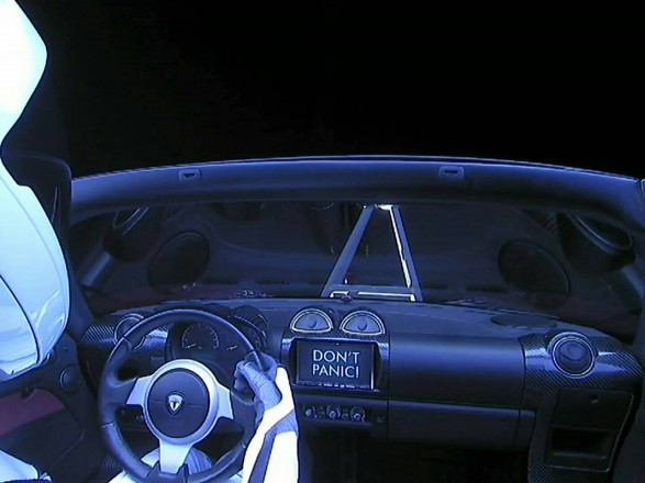 Автостопом по галактике: Маск ведет стрим с Tesla в открытом космосе