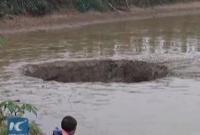 В Китае пруд с рыбой провалился под землю