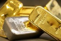 Золото подешевело на фоне укрепления доллара