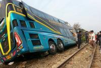 В Таиланде туристический автобус столкнулся с поездом, есть погибшие