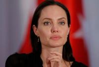 СМИ: Джоли экстренно госпитализировали с критическим весом в 35 килограммов