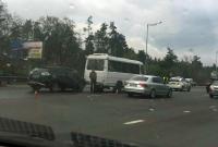 В Киеве "Лексус" врезался в маршрутку с пассажирами