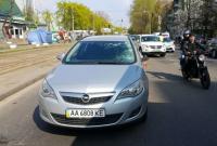 В Киеве машина сбила невнимательного пешехода с "Айфоном"