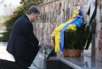 Президент возложил цветы к мемориалу "Героям Чернобыля"