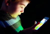 Ученые винят смартфоны в косоглазии у детей
