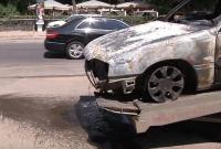 В Одессе горящий автомобиль влетел в трамвайную остановку (видео)