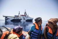 Голландский фрегат спас в море почти 300 мигрантов
