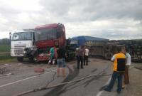 Во Львовской области столкнулись три грузовика, есть пострадавшие