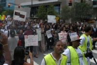 В Атланте протестующие заблокировали движение на автомобильном мосту