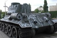 Киевлянин вместе с женой разрисовали памятник танкистам времен Второй Мировой войны