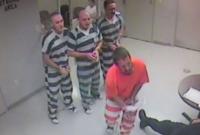 В Техасе заключенные вырвались из камеры, чтобы спасти надзирателя (видео)