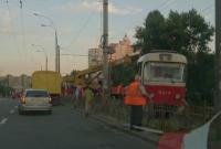 В Киеве на Оболони сошел с рельс трамвай