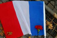 "Теракт в Ницце": Украинцы несут цветы к зданию посольства Франции