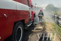 Более 9 часов спасатели не могут потушить пожар на полях возле Мариуполя