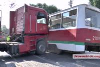 В Николаеве зерновоз врезался в трамвай: есть пострадавшие (видео)
