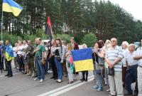 Появилось видео, как в Житомире активисты не пропустили "крестный ход" УПЦ МП (видео)