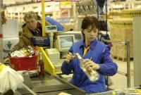 Bloomberg: шок заставляет российских потребителей сокращать расходы на еду и лекарства