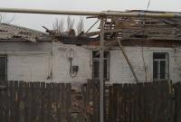 Боевики "ДНР" в Зайцево 120 мм миной разрушили крышу жилого дома