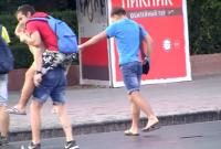 В РФ из-за аномальной жары пешеходы прилипают к асфальту (видео)