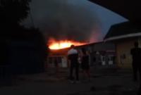 Торговый комплекс горел ночью в Бердянске (видео)