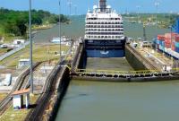 Китайский контейнеровоз врезался в стену Панамского канала