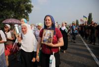 Участники скандального "крестного хода" начали молебен на Владимирской горке (видео)