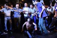 Во время протеста в Ереване мужчина совершил попытку самосожжения