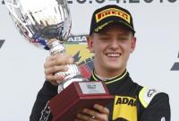 Сын Шумахера победил на двух гонках в Формуле-4