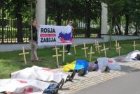 В Варшаве под посольство РФ принесли гробы и окровавленные "трупы"