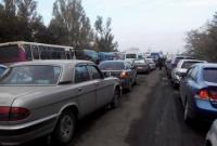 Более 100 авто собралось на КПВВ "Зайцево", и около четырехсот - в "Марьинке"