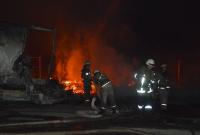 Пожар в Днепре: сгорели 2 микроавтобуса и 2 грузовика