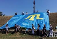 В Херсоне развернули большой крымскотатарский флаг