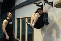 Боксер Владимир Кличко заставил журналиста качать пресс во время открытой тренировки