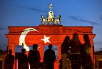 Берлин окрасил Бранденбургские ворота в цвета турецкого флага после теракта в Стамбуле