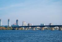 Киев на несколько дней ограничил движение по двум мостам