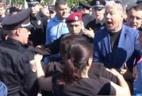 Потасовка на параде в Черкассах: ветеранов заставили убрать красный флаг