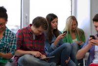 Половина подростков из США зависят от смартфонов