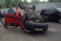 В Киеве иномарка опрокинула "пирожок", есть пострадавшие