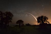 NASA опубликовало уникальное фото запуска Falcon 9 на фоне Млечного пути и Марса (фото)