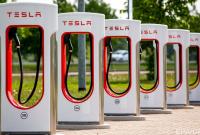 Омелян сообщил о планах Tesla открыть в Украине три зарядные станции