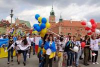 Около 1000 украинцев вышли на Парад вышиванок в столице Польши