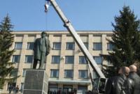 В Полтавской области снесли бронзового Ленина