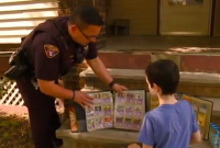 Полицейский подарил ребенку свою коллекцию покемонов взамен украденной (виде)