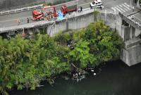 В Японии автобус с пассажирами упал в водохранилище
