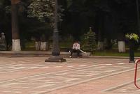 Савченко уже сидит на бордюре перед Радой